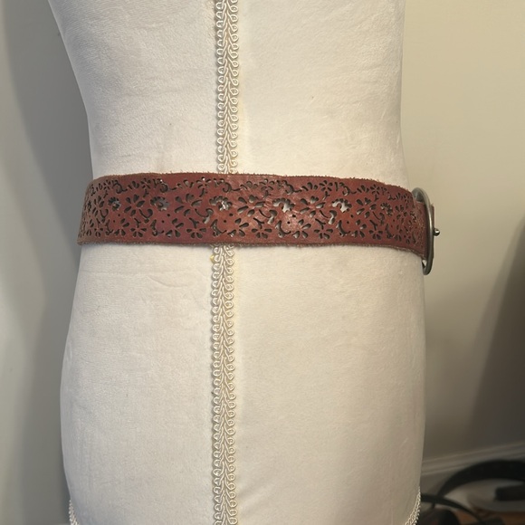 Vtg brown leather rugged stenciled cut out floral design belt with brass buckle - Picture 4 of 6
